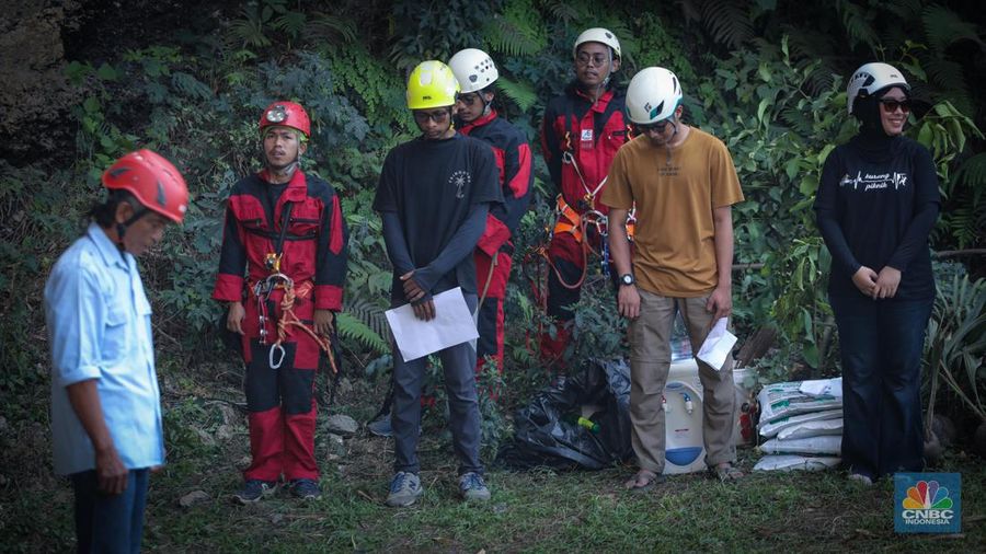 Pegiat alam bebas mengibarkan bendera merah putih pada HUT ke-78 RI di lokasi bekas tambang kapur, Tebing Arpam, Gua Sigugula, Klapanunggal, Kabupaten Bogor, Jawa Barat, Kamis (17/8/2023). (CNBC Indonesia/Faisal Rahman)