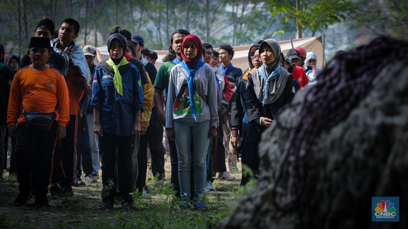 Pegiat alam bebas mengibarkan bendera merah putih pada HUT ke-78 RI di lokasi bekas tambang kapur, Tebing Arpam, Gua Sigugula, Klapanunggal, Kabupaten Bogor, Jawa Barat, Kamis (17/8/2023). (CNBC Indonesia/Faisal Rahman)