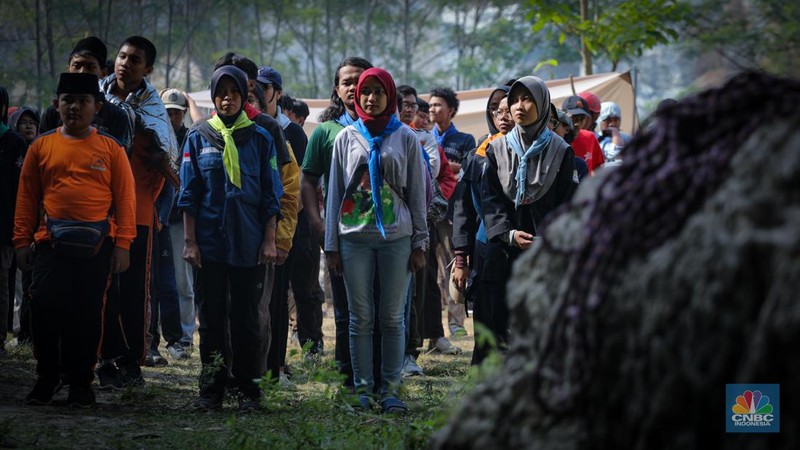 Pegiat alam bebas mengibarkan bendera merah putih pada HUT ke-78 RI di lokasi bekas tambang kapur, Tebing Arpam, Gua Sigugula, Klapanunggal, Kabupaten Bogor, Jawa Barat, Kamis (17/8/2023). (CNBC Indonesia/Faisal Rahman)