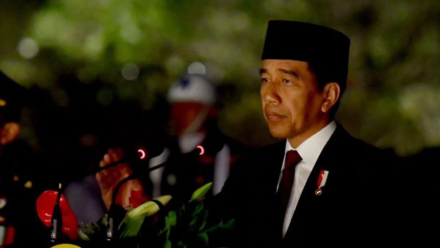 Presiden Joko Widodo memimpin apel kehormatan dan renungan suci tepat pukul 00.00 WIB, Kamis (17/8/2023) di Taman Makam Pahlawan Kalibata, Jakarta. (Instagram @jokowi)
