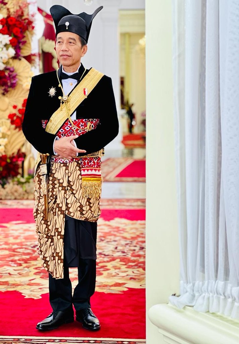 Presiden Joko Widodo mengenakan baju daerah Ageman Songkok Singkepan Ageng. Presiden Joko Widodo mengenakan baju daerah Ageman Songkok Singkepan Ageng. (Dok. Laily Rachev - Biro Pers Sekretariat Presiden)