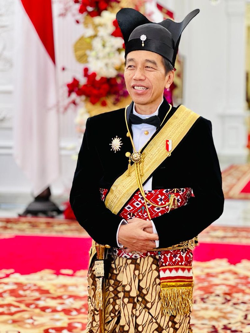 Presiden Joko Widodo mengenakan baju daerah Ageman Songkok Singkepan Ageng. Presiden Joko Widodo mengenakan baju daerah Ageman Songkok Singkepan Ageng. (Dok. Laily Rachev - Biro Pers Sekretariat Presiden)