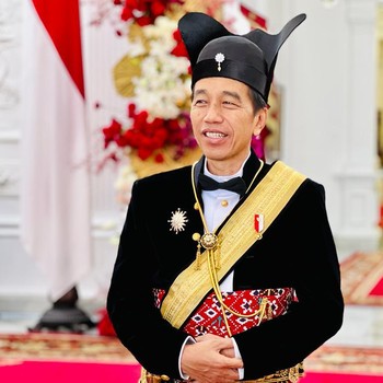 Potret Jokowi Bak Raja Surakarta di Upacara 17 Agustus