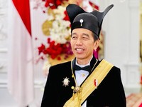 Potret Jokowi Bak Raja Surakarta di Upacara 17 Agustus