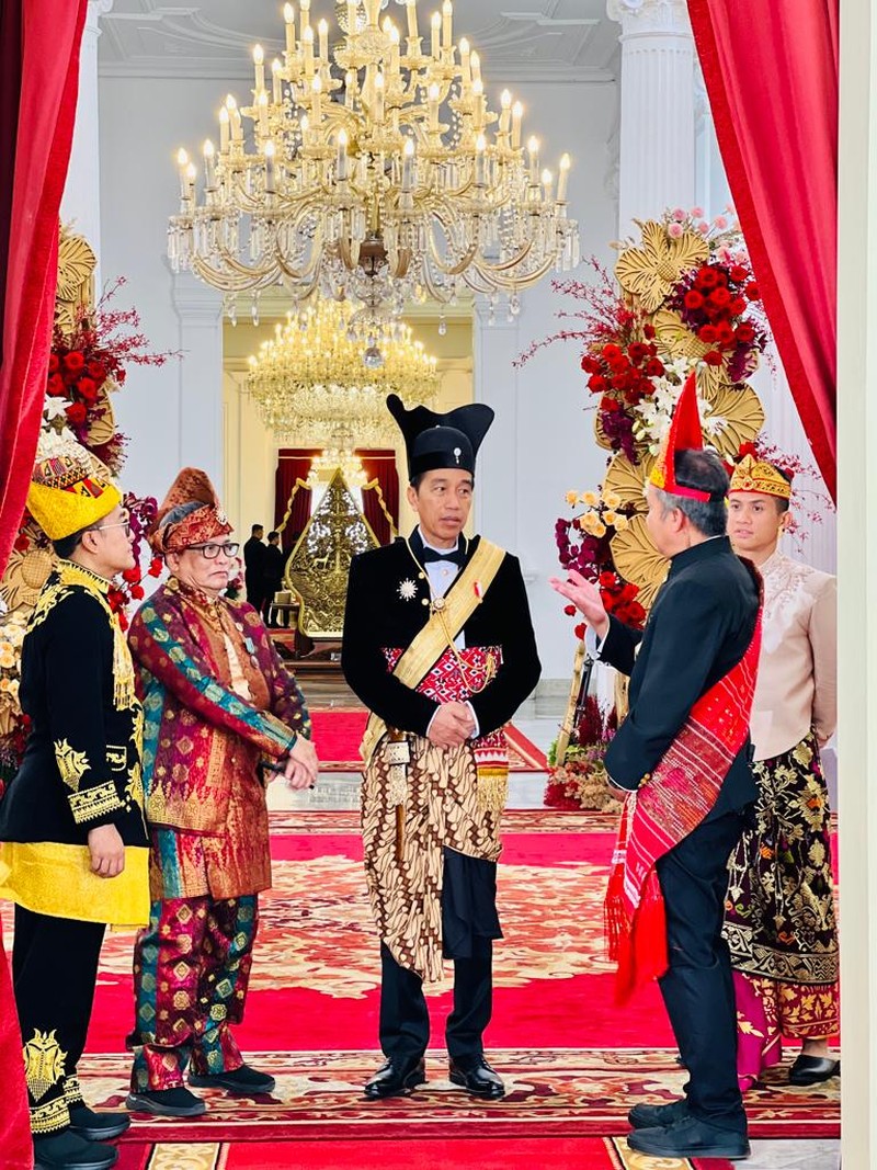Presiden Joko Widodo mengenakan baju daerah Ageman Songkok Singkepan Ageng. Presiden Joko Widodo mengenakan baju daerah Ageman Songkok Singkepan Ageng. (Dok. Laily Rachev - Biro Pers Sekretariat Presiden)