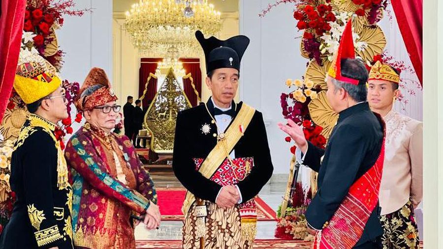 Presiden Joko Widodo mengenakan baju daerah Ageman Songkok Singkepan Ageng. (Dok. Laily Rachev - Biro Pers Sekretariat Presiden)