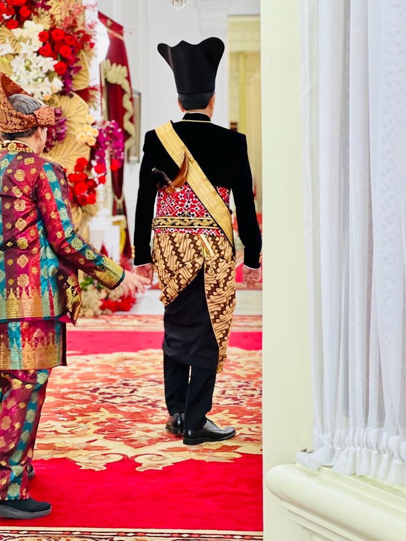 Presiden Joko Widodo mengenakan baju daerah Ageman Songkok Singkepan Ageng. (Dok. Laily Rachev - Biro Pers Sekretariat Presiden)