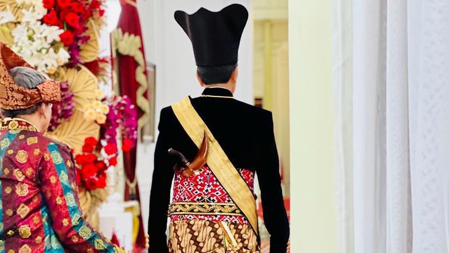 Presiden Joko Widodo mengenakan baju daerah Ageman Songkok Singkepan Ageng. (Dok. Laily Rachev - Biro Pers Sekretariat Presiden)