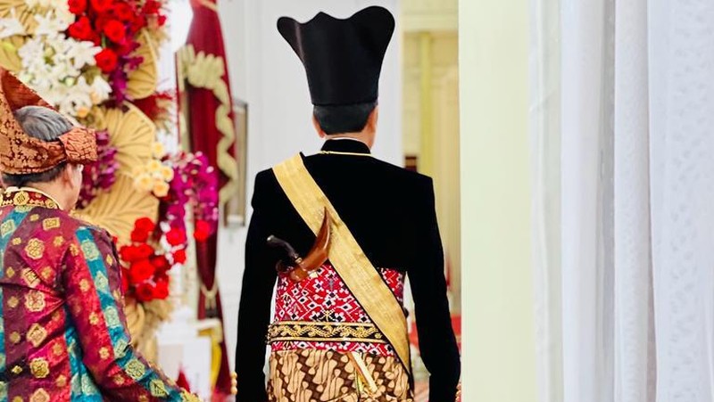 Presiden Joko Widodo mengenakan baju daerah Ageman Songkok Singkepan Ageng. (Dok. Laily Rachev - Biro Pers Sekretariat Presiden)