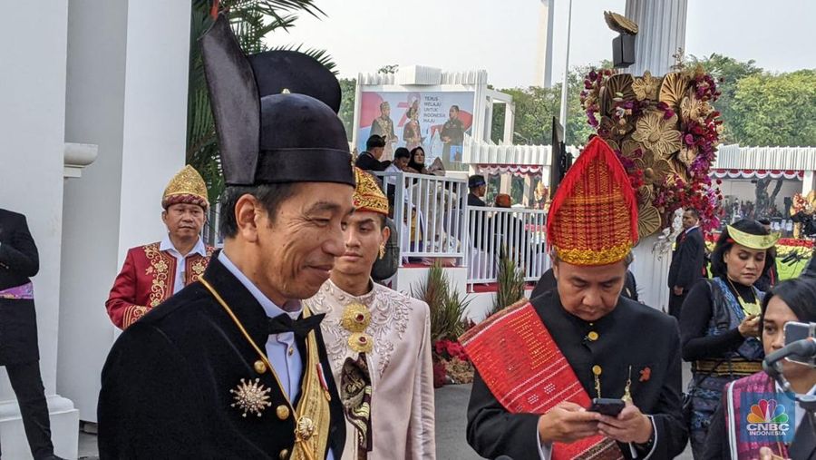 Presiden Joko Widodo mengenakan baju daerah Ageman Songkok Singkepan Ageng telah tiba di lokasi Upacara HUT KE 78 di Istana Negara, Jumat (17/8/2023). (CNBC Indonesia/Emir Yanwardhana)