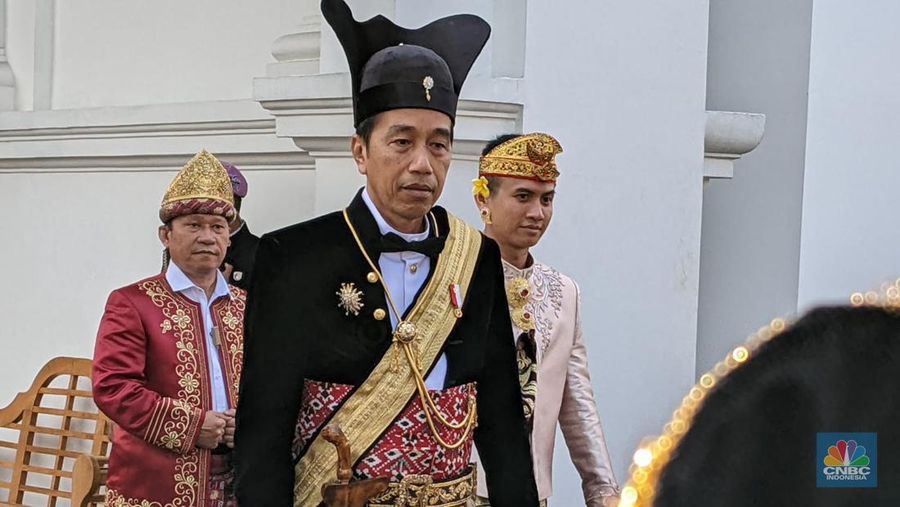 Presiden Joko Widodo mengenakan baju daerah Ageman Songkok Singkepan Ageng telah tiba di lokasi Upacara HUT KE 78 di Istana Negara, Jumat (17/8/2023). (CNBC Indonesia/Emir Yanwardhana)