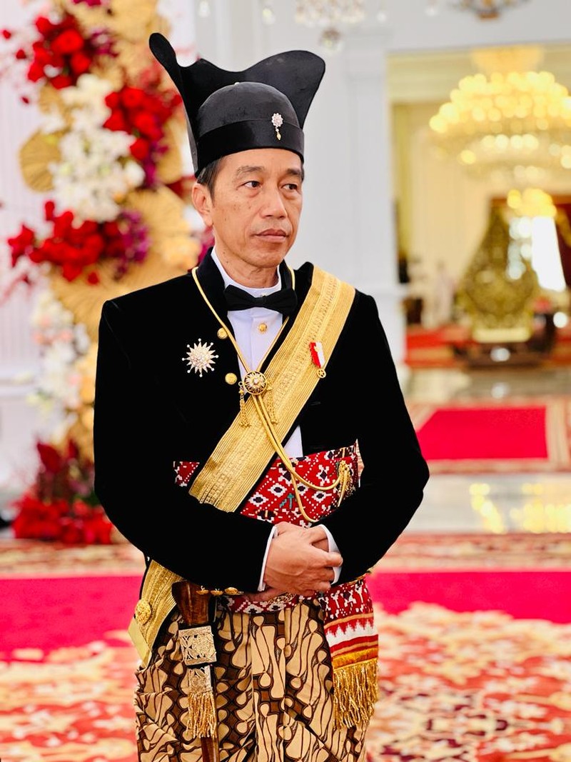Presiden Joko Widodo mengenakan baju daerah Ageman Songkok Singkepan Ageng. Presiden Joko Widodo mengenakan baju daerah Ageman Songkok Singkepan Ageng. (Dok. Laily Rachev - Biro Pers Sekretariat Presiden)