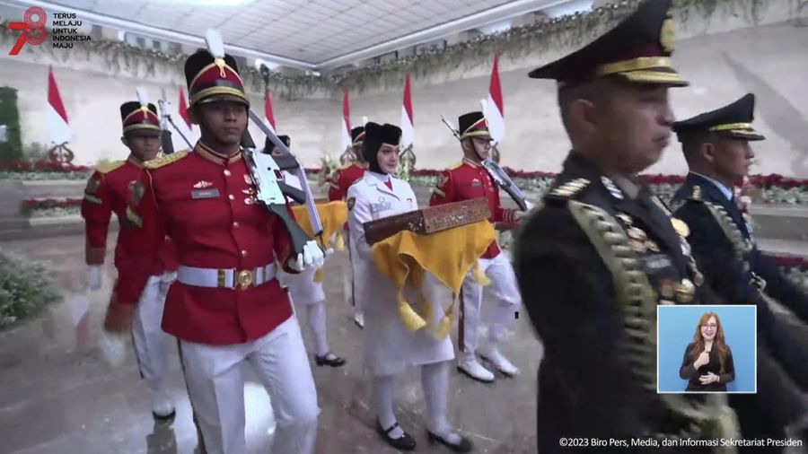 Prosesi pembawa duplikat bendera pusaka Merah Putih dan Teks Proklamasi dari Monumen Nasional menuju Istana Merdeka oleh Paskibraka. (Tangkapan Layar Youtube Sekretariat Presiden)