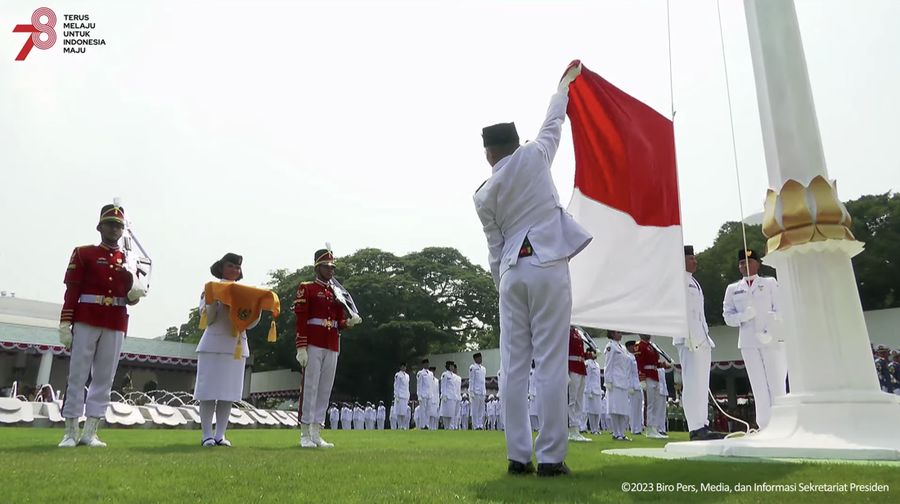 Prosesi Pengibaran Bendera Merah Putih dalam Upacara Peringatan Detik-Detik Proklamasi Kemerdekaan RI, 17 Agustus 2023. (Tangkapan Layar Youtube Sekretariat Presiden)
