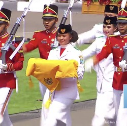 Putri Provinsi Baru Papua Pembawa Bendera Merah Putih Istana