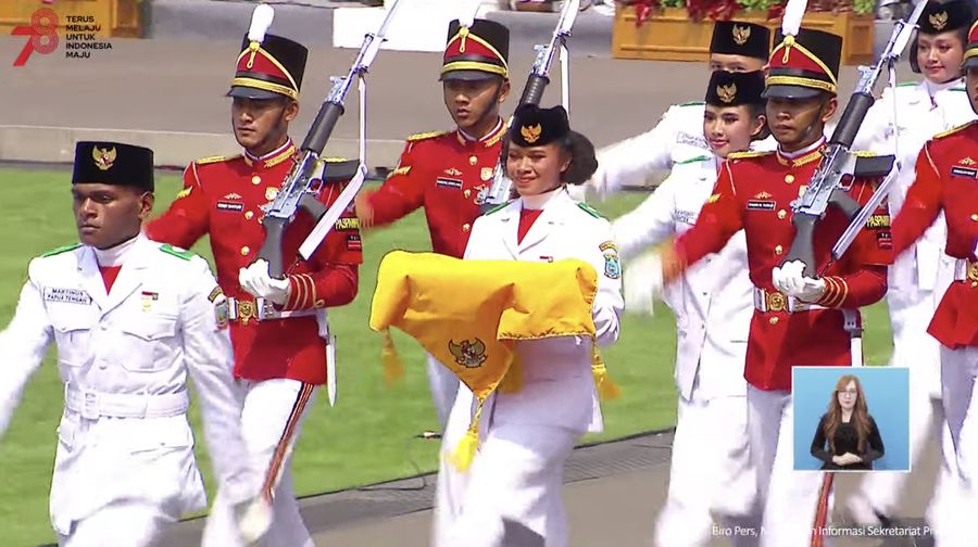 Prosesi Pengibaran Bendera Merah Putih dalam Upacara Peringatan Detik-Detik Proklamasi Kemerdekaan RI, 17 Agustus 2023. (Tangkapan Layar Youtube Sekretariat Presiden)