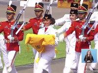 Putri Provinsi Baru Papua Pembawa Bendera Merah Putih Istana
