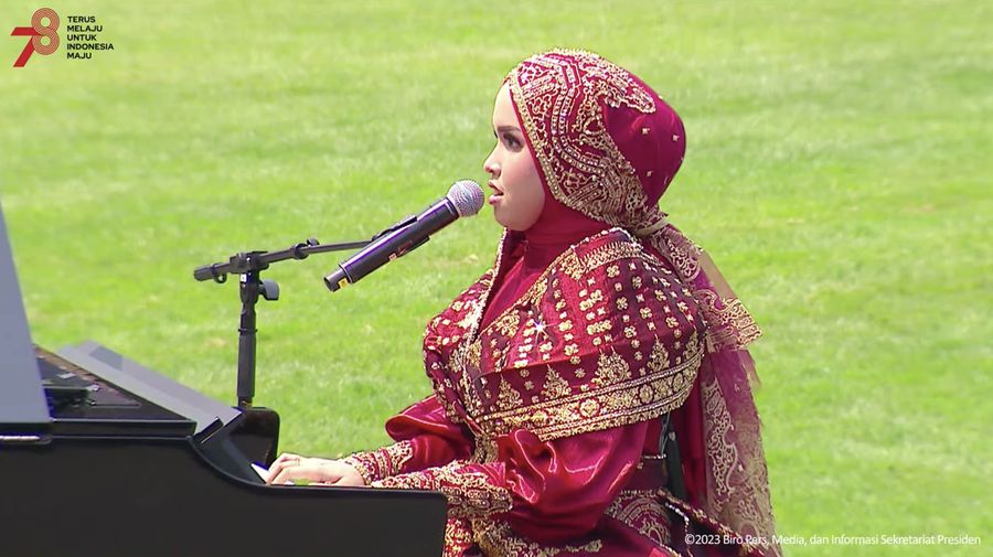 Putri Ariani bernyanyi dalam penampilan spesial di Upacara Peringatan Detik-Detik Proklamasi Kemerdekaan RI, 17 Agustus 2023. (Tangkapan Layar Youtube Sekretariat Presiden)