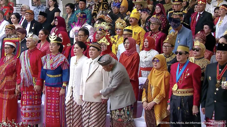Sebuah moment lucu terlihat saat Menteri PUPR Basuki Hadimuljono saling bercanda dengan Menteri BUMN Erick Thohir saat Upacara Peringatan Detik-Detik Proklamasi Kemerdekaan RI, 17 Agustus 2023. (Tangkapan Layar Youtube Sekretariat Presiden)
