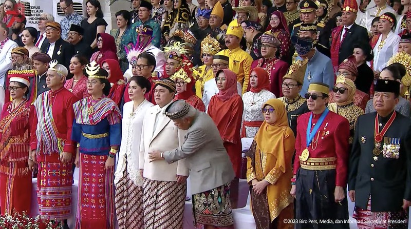 Sebuah moment lucu terlihat saat Menteri PUPR Basuki Hadimuljono saling bercanda dengan Menteri BUMN Erick Thohir saat Upacara Peringatan Detik-Detik Proklamasi Kemerdekaan RI, 17 Agustus 2023. (Tangkapan Layar Youtube Sekretariat Presiden)