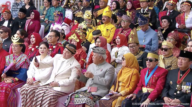 Sebuah moment lucu terlihat saat Menteri PUPR Basuki Hadimuljono saling bercanda dengan Menteri BUMN Erick Thohir saat Upacara Peringatan Detik-Detik Proklamasi Kemerdekaan RI, 17 Agustus 2023. (Tangkapan Layar Youtube Sekretariat Presiden)