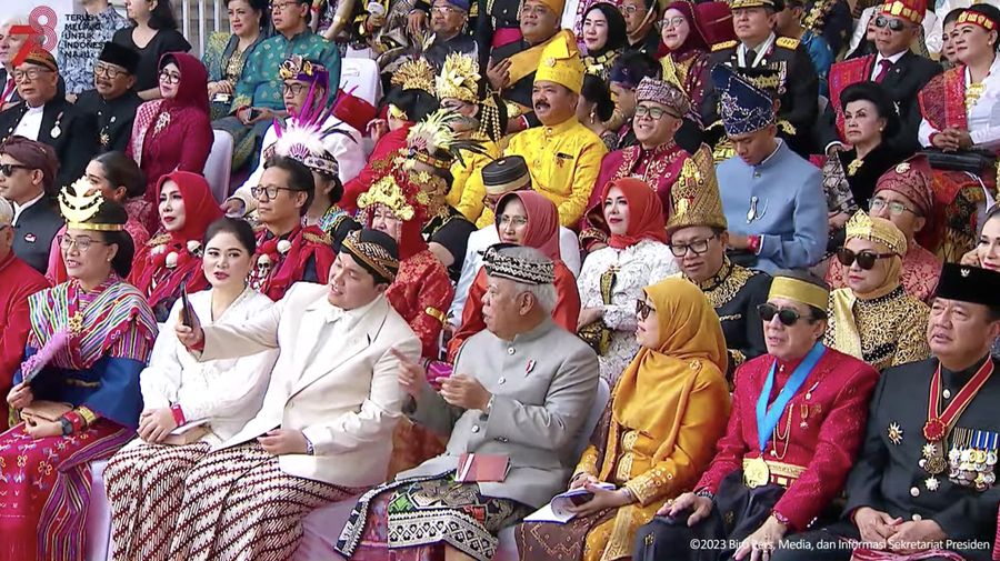 Sebuah moment lucu terlihat saat Menteri PUPR Basuki Hadimuljono saling bercanda dengan Menteri BUMN Erick Thohir saat Upacara Peringatan Detik-Detik Proklamasi Kemerdekaan RI, 17 Agustus 2023. (Tangkapan Layar Youtube Sekretariat Presiden)
