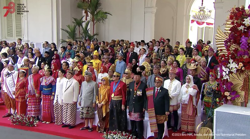Sebuah moment lucu terlihat saat Menteri PUPR Basuki Hadimuljono saling bercanda dengan Menteri BUMN Erick Thohir saat Upacara Peringatan Detik-Detik Proklamasi Kemerdekaan RI, 17 Agustus 2023. (Tangkapan Layar Youtube Sekretariat Presiden)