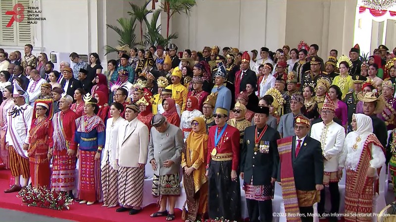 Sebuah moment lucu terlihat saat Menteri PUPR Basuki Hadimuljono saling bercanda dengan Menteri BUMN Erick Thohir saat Upacara Peringatan Detik-Detik Proklamasi Kemerdekaan RI, 17 Agustus 2023. Sebuah moment lucu terlihat saat Menteri PUPR Basuki Hadimuljono saling bercanda dengan Menteri BUMN Erick Thohir saat Upacara Peringatan Detik-Detik Proklamasi Kemerdekaan RI, 17 Agustus 2023. (Tangkapan Layar Youtube Sekretariat Presiden)