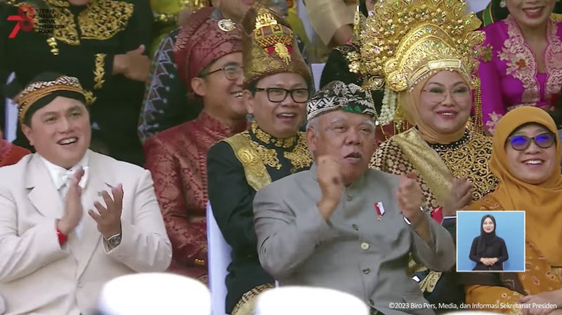 Sebuah moment lucu terlihat saat Menteri PUPR Basuki Hadimuljono saling bercanda dengan Menteri BUMN Erick Thohir saat Upacara Peringatan Detik-Detik Proklamasi Kemerdekaan RI, 17 Agustus 2023. (Tangkapan Layar Youtube Sekretariat Presiden)
