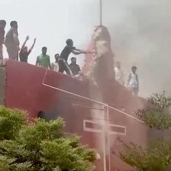 Pakistan Rusuh, Rumah Dibakar Gereja Dirusak