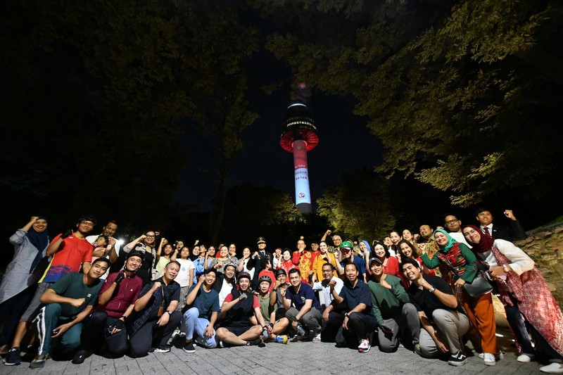 Dalam rangka memeriahkan Peringatan HUT ke-78 RI, pada tanggal 17 Agustus 2023 KBRI Seoul bekerjasama dengan Pemerintah Metropolitan Seoul menyelenggarakan Light Up Red and White di lokasi landmark kota Seoul yaitu Balai Kota dan Menara Namsan. (Dok: Kemlu) Dalam rangka memeriahkan Peringatan HUT ke-78 RI, pada tanggal 17 Agustus 2023 KBRI Seoul bekerjasama dengan Pemerintah Metropolitan Seoul menyelenggarakan Light Up Red and White di lokasi landmark kota Seoul yaitu Balai Kota dan Menara Namsan. (Dok: Kemlu)