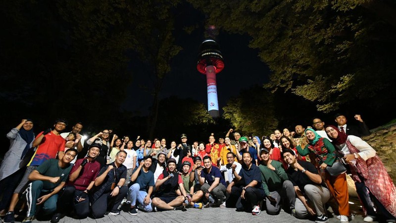 Dalam rangka memeriahkan Peringatan HUT ke-78 RI, pada tanggal 17 Agustus 2023 KBRI Seoul bekerjasama dengan Pemerintah Metropolitan Seoul menyelenggarakan Light Up Red and White di lokasi landmark kota Seoul yaitu Balai Kota dan Menara Namsan. (Dok: Kemlu)