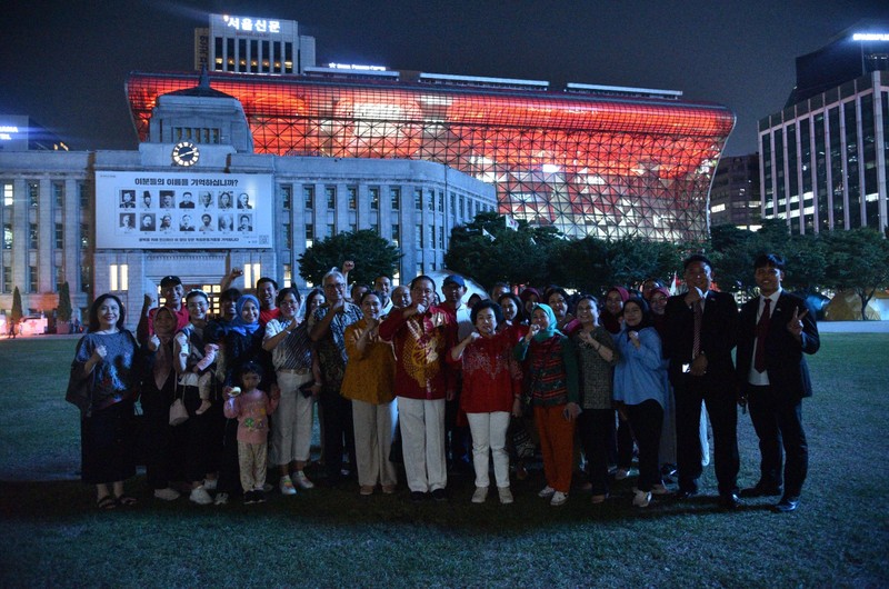 Dalam rangka memeriahkan Peringatan HUT ke-78 RI, pada tanggal 17 Agustus 2023 KBRI Seoul bekerjasama dengan Pemerintah Metropolitan Seoul menyelenggarakan Light Up Red and White di lokasi landmark kota Seoul yaitu Balai Kota dan Menara Namsan. (Dok: Kemlu) Dalam rangka memeriahkan Peringatan HUT ke-78 RI, pada tanggal 17 Agustus 2023 KBRI Seoul bekerjasama dengan Pemerintah Metropolitan Seoul menyelenggarakan Light Up Red and White di lokasi landmark kota Seoul yaitu Balai Kota dan Menara Namsan. (Dok: Kemlu)