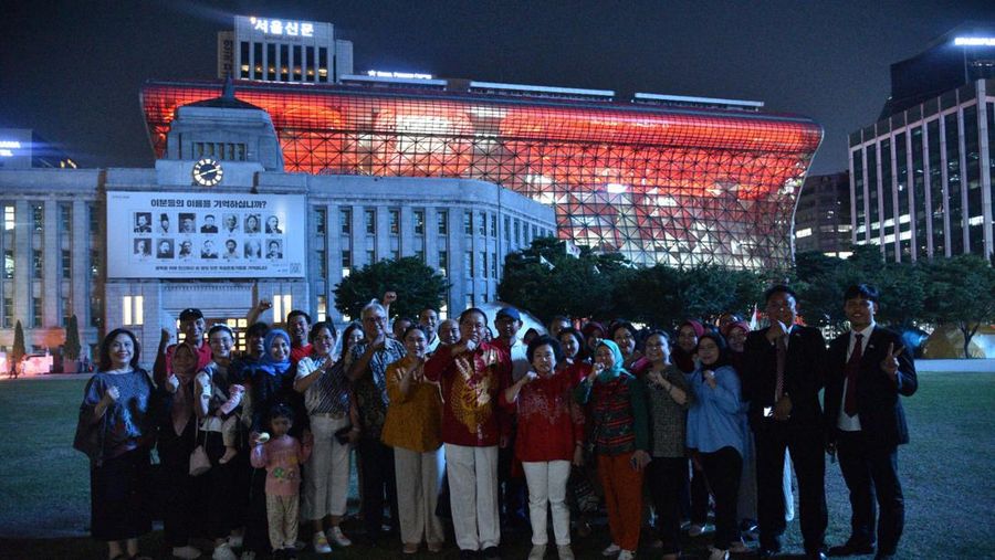 Dalam rangka memeriahkan Peringatan HUT ke-78 RI, pada tanggal 17 Agustus 2023 KBRI Seoul bekerjasama dengan Pemerintah Metropolitan Seoul menyelenggarakan Light Up Red and White di lokasi landmark kota Seoul yaitu Balai Kota dan Menara Namsan. (Dok: Kemlu)