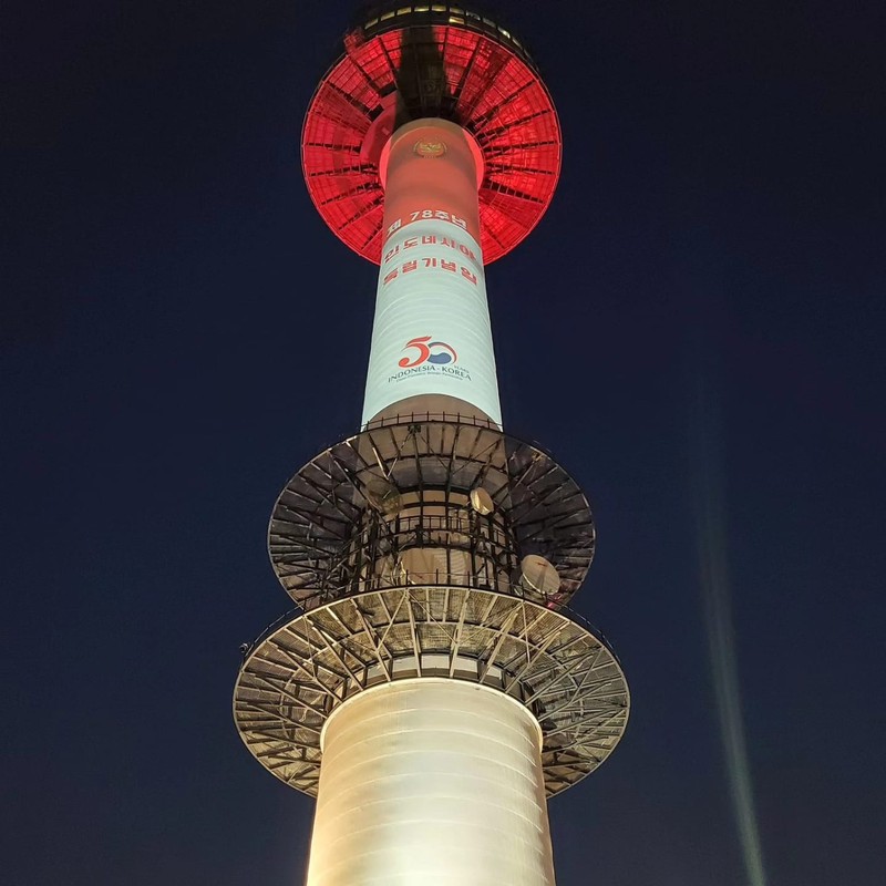 Dalam rangka memeriahkan Peringatan HUT ke-78 RI, pada tanggal 17 Agustus 2023 KBRI Seoul bekerjasama dengan Pemerintah Metropolitan Seoul menyelenggarakan Light Up Red and White di lokasi landmark kota Seoul yaitu Balai Kota dan Menara Namsan. (Dok: Kemlu) Dalam rangka memeriahkan Peringatan HUT ke-78 RI, pada tanggal 17 Agustus 2023 KBRI Seoul bekerjasama dengan Pemerintah Metropolitan Seoul menyelenggarakan Light Up Red and White di lokasi landmark kota Seoul yaitu Balai Kota dan Menara Namsan. (Dok: Kemlu)