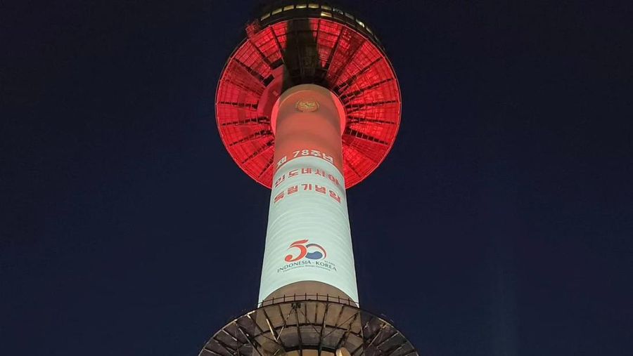 Dalam rangka memeriahkan Peringatan HUT ke-78 RI, pada tanggal 17 Agustus 2023 KBRI Seoul bekerjasama dengan Pemerintah Metropolitan Seoul menyelenggarakan Light Up Red and White di lokasi landmark kota Seoul yaitu Balai Kota dan Menara Namsan. (Dok: Kemlu)