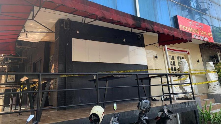 Hotel di Panglima Polim terbakar pada Kamis (17/8/2023) malam dan menewaskan tiga orang. Hotel tersebut kini diberi garis polisi. (Dok. Detikcom/Mulia Budi)