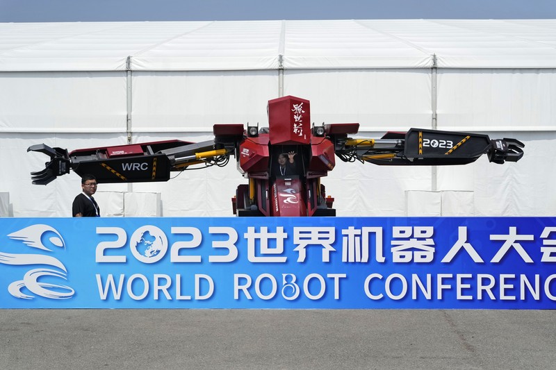 Pekerja mendemonstrasikan robot raksasa pada Konferensi Robot Dunia tahunan di Pusat Pameran dan Konvensi Internasional Etrong Beijing, Rabu, 16 Agustus 2023. Pekerja mendemonstrasikan robot raksasa pada Konferensi Robot Dunia tahunan di Pusat Pameran dan Konvensi Internasional Etrong Beijing, Rabu, 16 Agustus 2023. (AP Photo/Ng Han Guan)