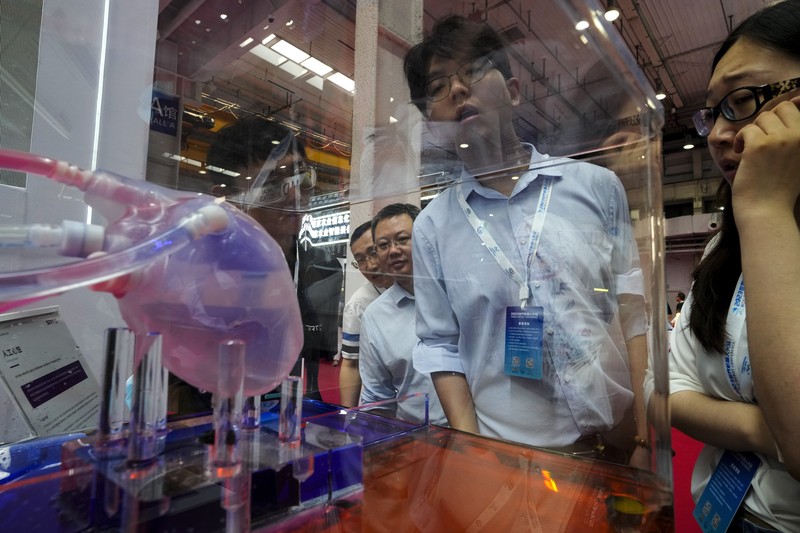 Pekerja mendemonstrasikan robot raksasa pada Konferensi Robot Dunia tahunan di Pusat Pameran dan Konvensi Internasional Etrong Beijing, Rabu, 16 Agustus 2023. Pekerja mendemonstrasikan robot raksasa pada Konferensi Robot Dunia tahunan di Pusat Pameran dan Konvensi Internasional Etrong Beijing, Rabu, 16 Agustus 2023. (AP Photo/Ng Han Guan)