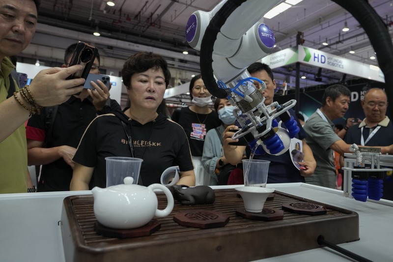 Pekerja mendemonstrasikan robot raksasa pada Konferensi Robot Dunia tahunan di Pusat Pameran dan Konvensi Internasional Etrong Beijing, Rabu, 16 Agustus 2023. Pekerja mendemonstrasikan robot raksasa pada Konferensi Robot Dunia tahunan di Pusat Pameran dan Konvensi Internasional Etrong Beijing, Rabu, 16 Agustus 2023. (AP Photo/Ng Han Guan)