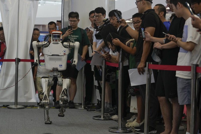 Pekerja mendemonstrasikan robot raksasa pada Konferensi Robot Dunia tahunan di Pusat Pameran dan Konvensi Internasional Etrong Beijing, Rabu, 16 Agustus 2023. Pekerja mendemonstrasikan robot raksasa pada Konferensi Robot Dunia tahunan di Pusat Pameran dan Konvensi Internasional Etrong Beijing, Rabu, 16 Agustus 2023. (AP Photo/Ng Han Guan)