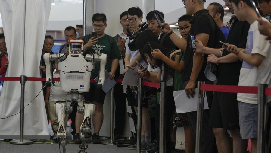 Pekerja mendemonstrasikan robot raksasa pada Konferensi Robot Dunia tahunan di Pusat Pameran dan Konvensi Internasional Etrong Beijing, Rabu, 16 Agustus 2023. (AP Photo/Ng Han Guan)