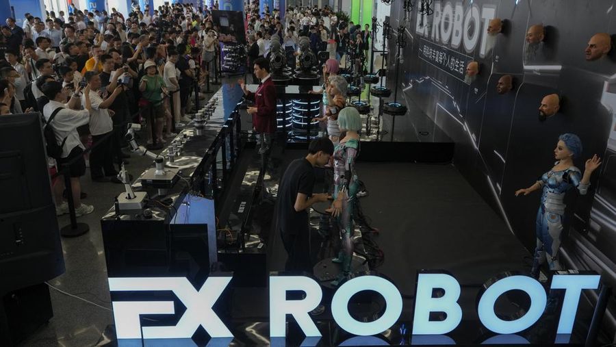 Pengunjung menyaksikan robot mirip manusia dan wajah robot yang meniru ekspresi manusia selama Konferensi Robot Dunia tahunan di Pusat Pameran dan Konvensi Internasional Etrong di pinggiran Beijing, Kamis, 17 Agustus 2023. (AP Photo/Andy Wong)