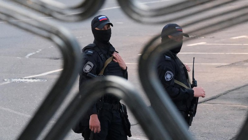 Penyelidik bekerja di dekat atap yang rusak menyusul laporan drone Ukraina yang ditembak jatuh di Moskow, Rusia, 18 Agustus 2023. (REUTERS/Shamil Zhumatov)