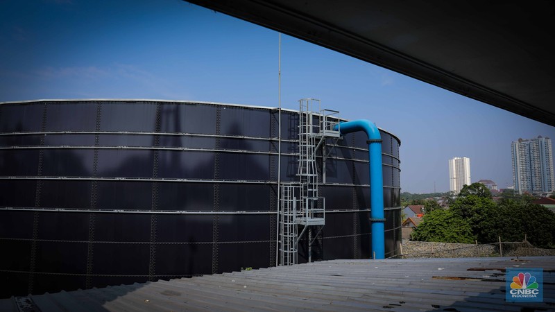 Proyek pembangunan water tank (tangki air) 10 juta liter air di kawasan Pesona Depok II, Kecamatan Sukmajaya, Depok, Jawa Barat, Jumat (18/8/2023). Keberadaan tangki air dengan kapasitas 10 juta liter yang berdekatan dengan pemukiman penduduk itu mendapat penolakan dari warga setempat. (CNBC Indonesia/Faisal Rahman)