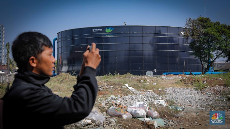Proyek pembangunan water tank (tangki air) 10 juta liter air di kawasan Pesona Depok II, Kecamatan Sukmajaya, Depok, Jawa Barat, Jumat (18/8/2023). Keberadaan tangki air dengan kapasitas 10 juta liter yang berdekatan dengan pemukiman penduduk itu mendapat penolakan dari warga setempat. (CNBC Indonesia/Faisal Rahman) Proyek pembangunan water tank (tangki air) 10 juta liter air di kawasan Pesona Depok II, Kecamatan Sukmajaya, Depok, Jawa Barat, Jumat (18/8/2023). Keberadaan tangki air dengan kapasitas 10 juta liter yang berdekatan dengan pemukiman penduduk itu mendapat penolakan dari warga setempat. (CNBC Indonesia/Faisal Rahman)