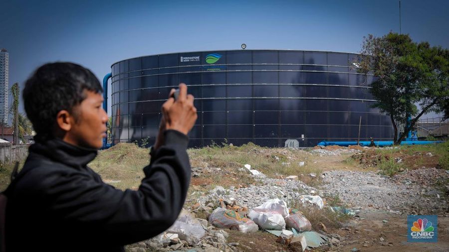 Proyek pembangunan water tank (tangki air) 10 juta liter air di kawasan Pesona Depok II, Kecamatan Sukmajaya, Depok, Jawa Barat, Jumat (18/8/2023). Keberadaan tangki air dengan kapasitas 10 juta liter yang berdekatan dengan pemukiman penduduk itu mendapat penolakan dari warga setempat. (CNBC Indonesia/Faisal Rahman)