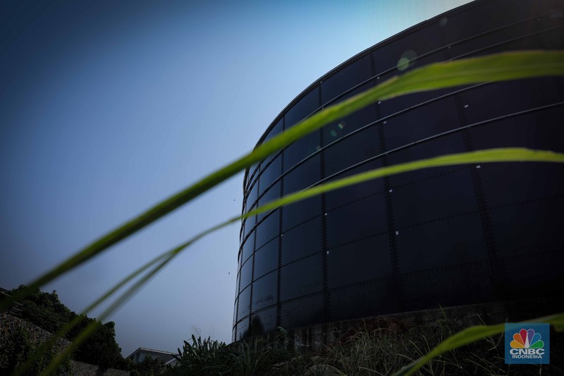 Proyek pembangunan water tank (tangki air) 10 juta liter air di kawasan Pesona Depok II, Kecamatan Sukmajaya, Depok, Jawa Barat, Jumat (18/8/2023). Keberadaan tangki air dengan kapasitas 10 juta liter yang berdekatan dengan pemukiman penduduk itu mendapat penolakan dari warga setempat. (CNBC Indonesia/Faisal Rahman)