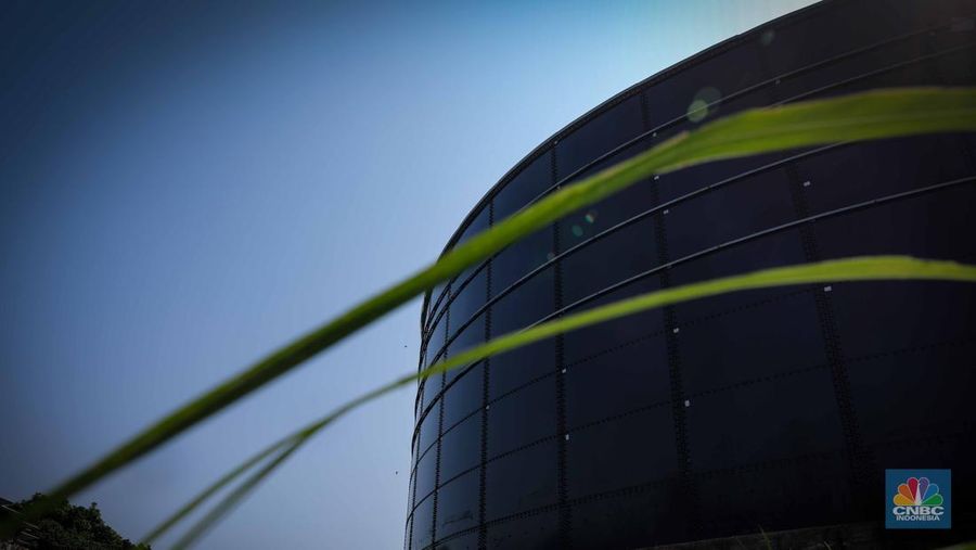 Proyek pembangunan water tank (tangki air) 10 juta liter air di kawasan Pesona Depok II, Kecamatan Sukmajaya, Depok, Jawa Barat, Jumat (18/8/2023). Keberadaan tangki air dengan kapasitas 10 juta liter yang berdekatan dengan pemukiman penduduk itu mendapat penolakan dari warga setempat. (CNBC Indonesia/Faisal Rahman)
