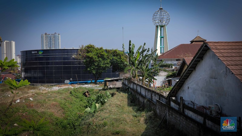 Proyek pembangunan water tank (tangki air) 10 juta liter air di kawasan Pesona Depok II, Kecamatan Sukmajaya, Depok, Jawa Barat, Jumat (18/8/2023). Keberadaan tangki air dengan kapasitas 10 juta liter yang berdekatan dengan pemukiman penduduk itu mendapat penolakan dari warga setempat. (CNBC Indonesia/Faisal Rahman)